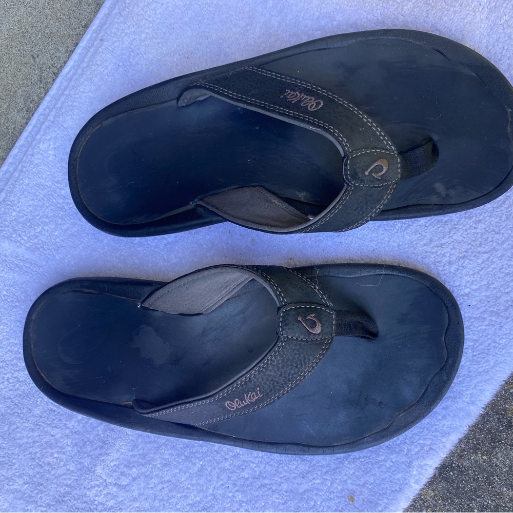 OluKai Men’s Black Leather Thong Sandals - Casual Flip-Flops